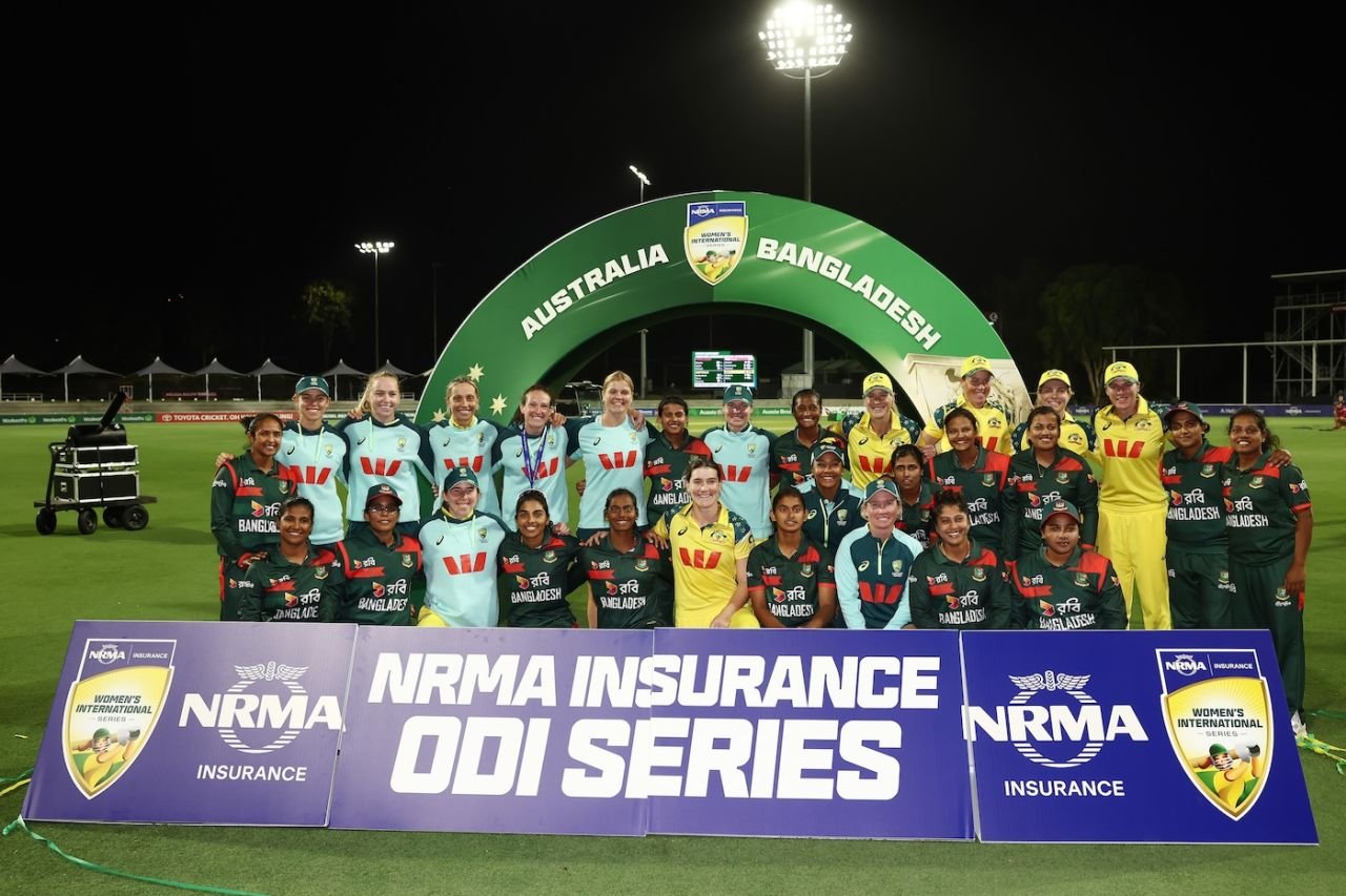 The Australia and Bangladesh players pose together, Australia vs Bangladesh, 3rd ODI, Brisbane, October 14, 2026